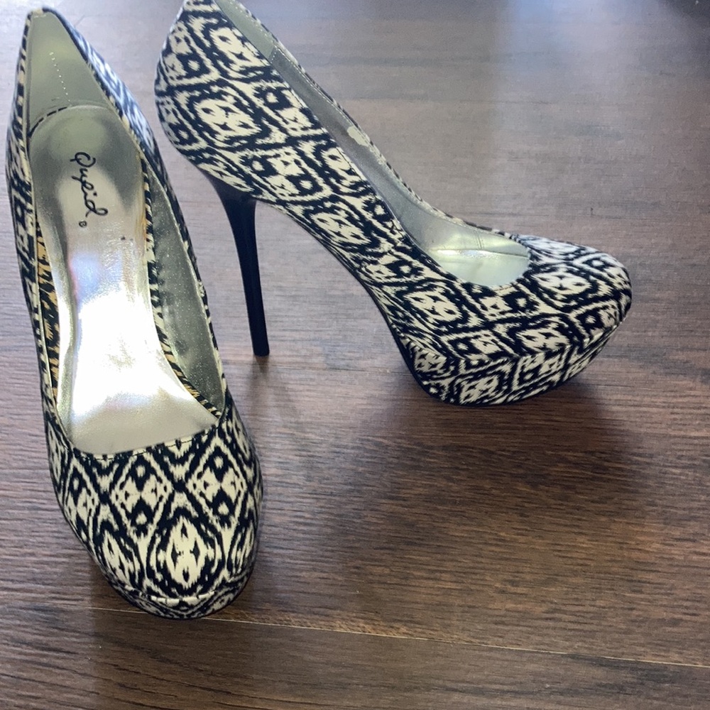 New Black and White Qupid Heels    Size 8.5